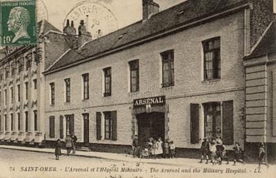 on aperçoit l'entrée de l'arsenal qui se trouvait entre la sous-préfecture et l'hôpital militaire.